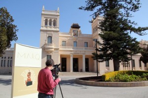 Cámara grabando la fachada del MARQ